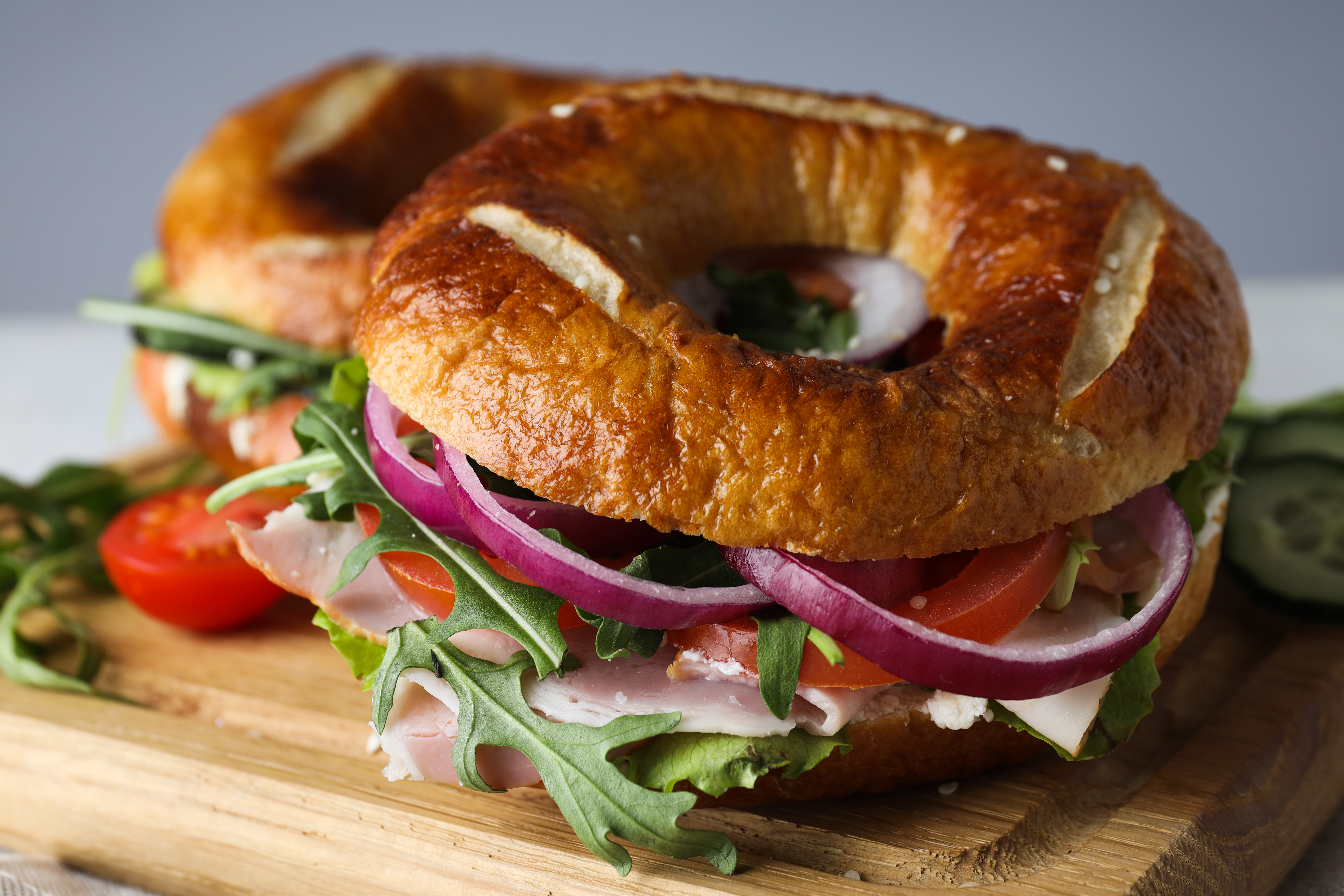 bagel with ham and arugula