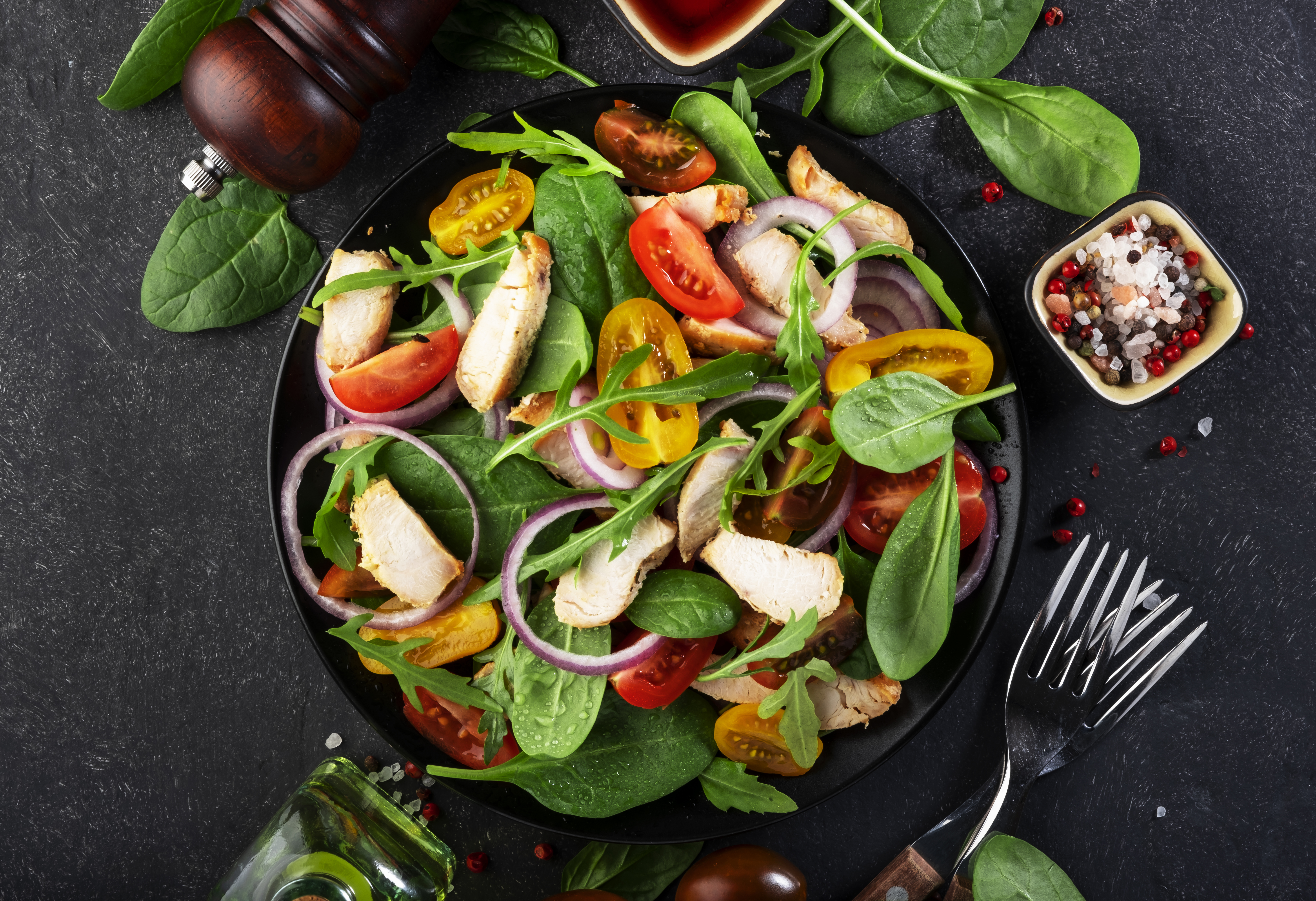 spinach salad with grilled chicken strips